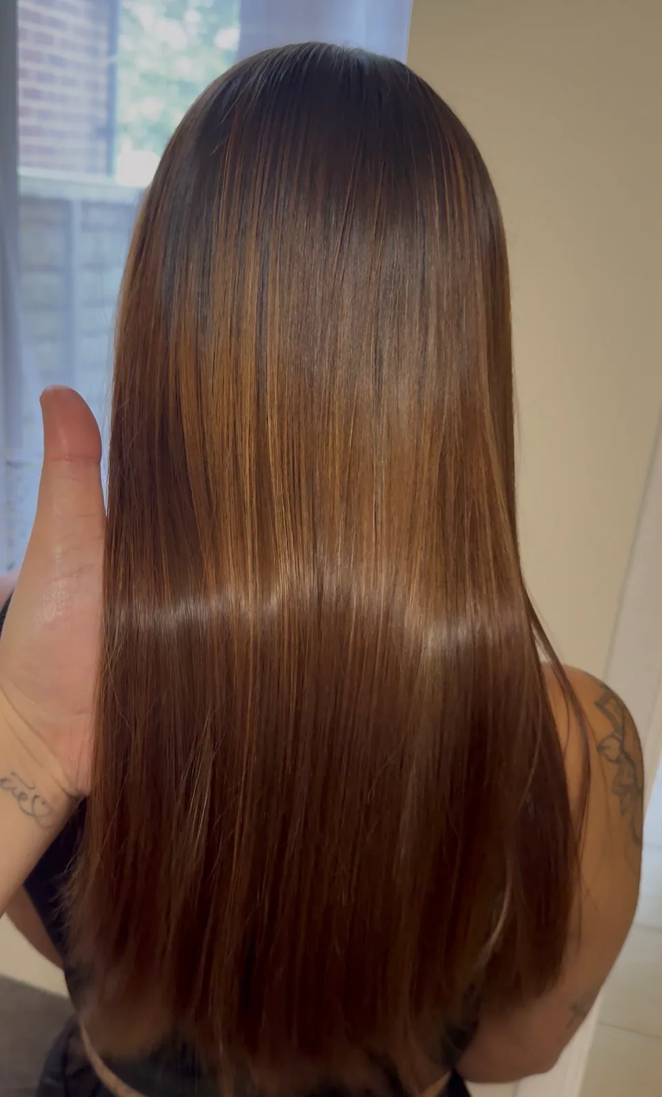 Cabelo longo e liso visto de costas, depois de um tratamento no estúdio.